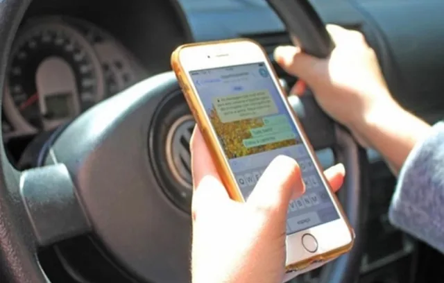Motorista usando celular ao volante no trânsito