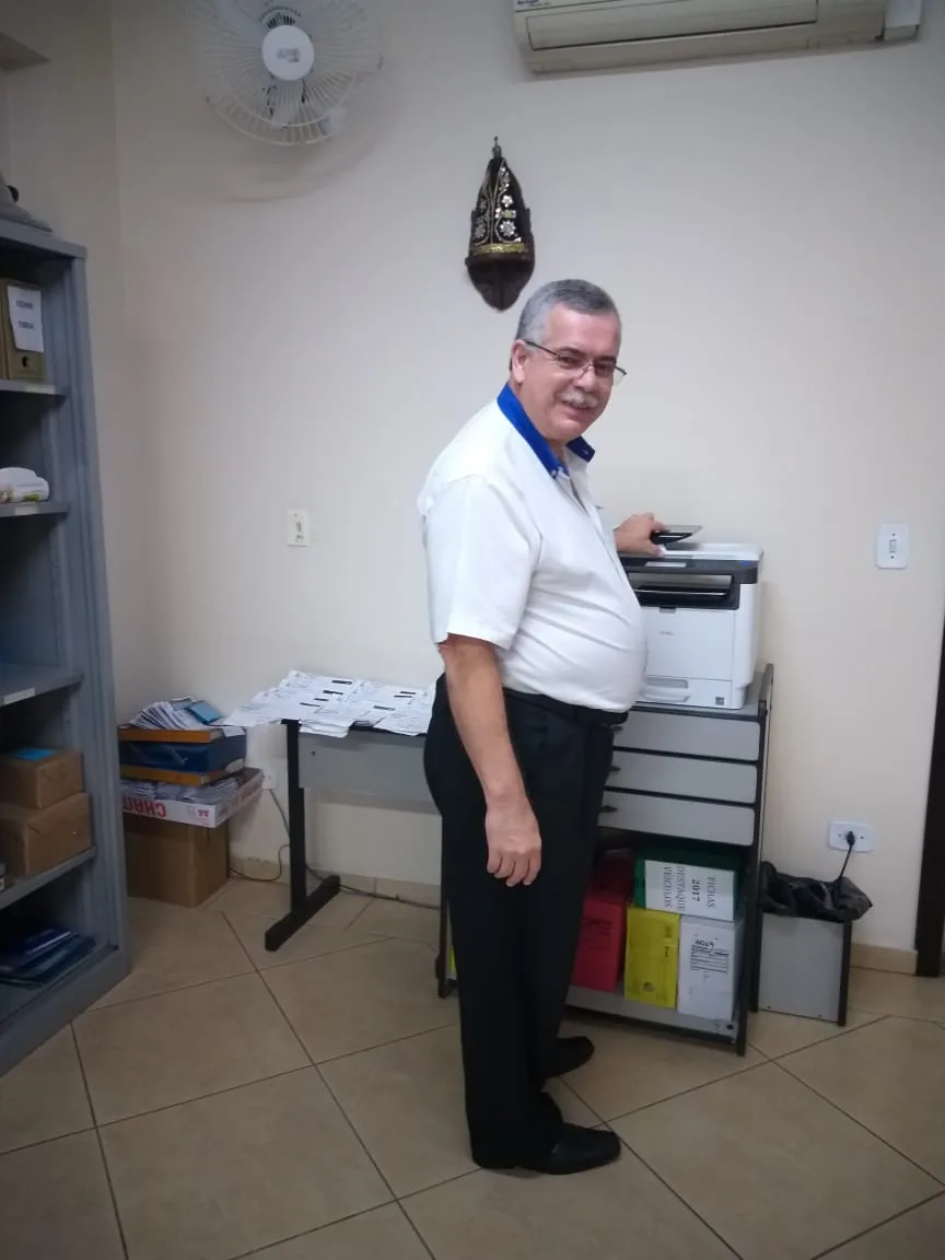 Atendente da Despachante União Souza no balcão em Jacareí