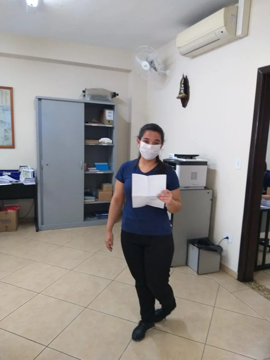 Colaboradora organizando documentos de licenciamento em Jacareí