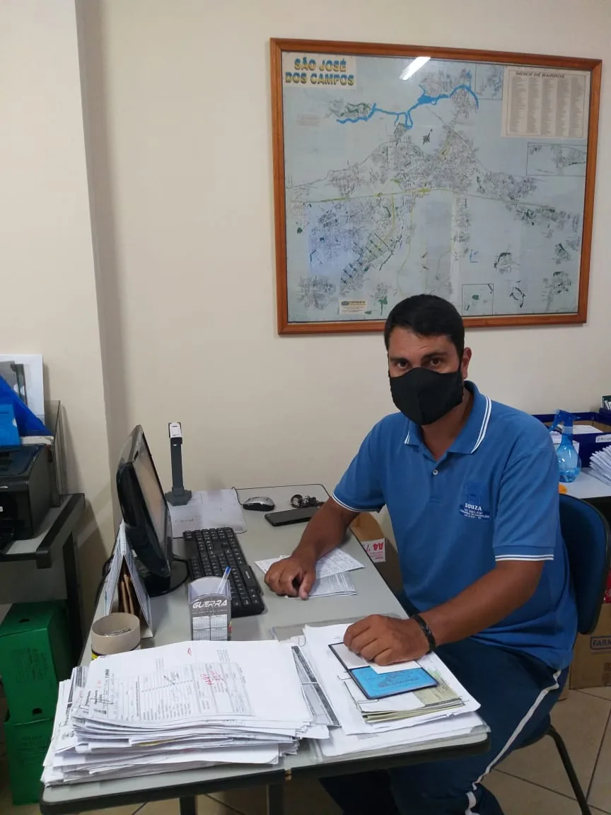 Despachante conferindo documentação veicular no escritório em Jacareí