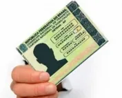 Carteira Nacional de Habilitação sobre documento de veículo