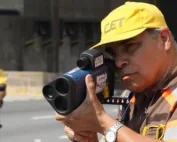 Agente de trânsito registrando infração